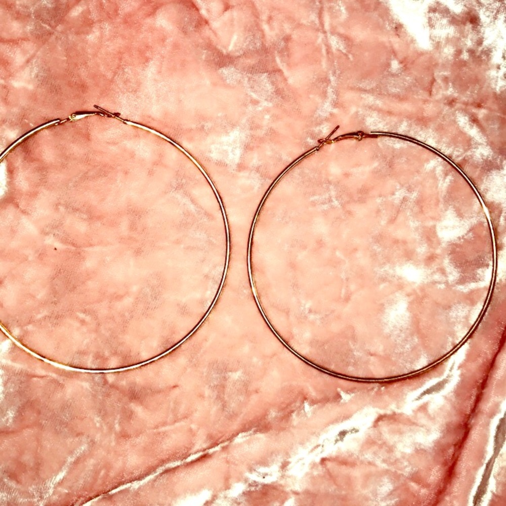 Large hoop earings🔥